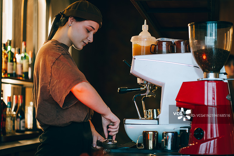 咖啡师在咖啡馆使用专业机器制作咖啡图片素材