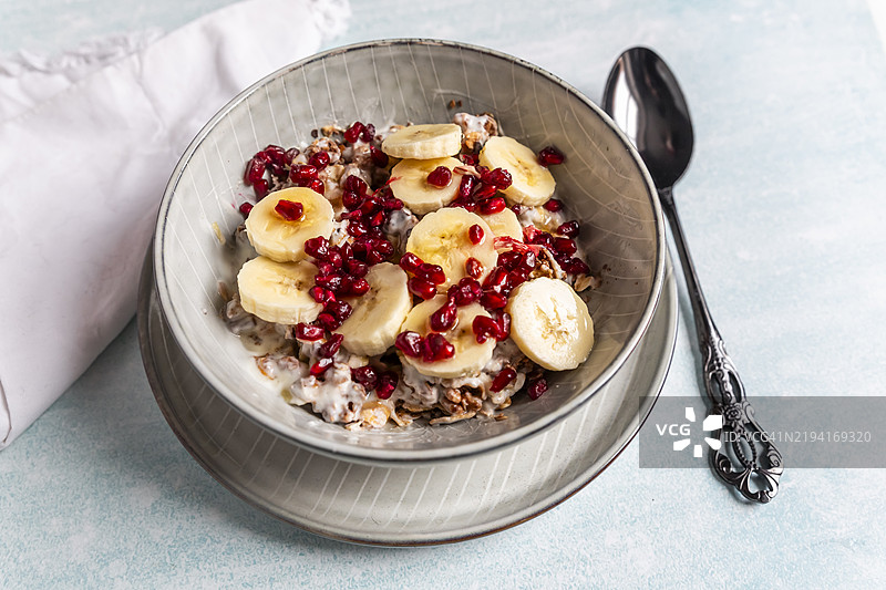 麦片配酸奶、香蕉、石榴和蜂蜜图片素材