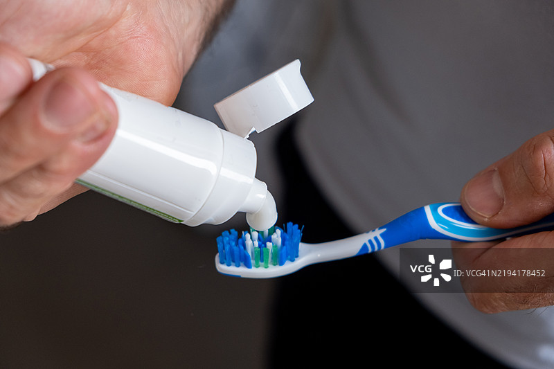 成年男性刷牙的手部特写图片素材