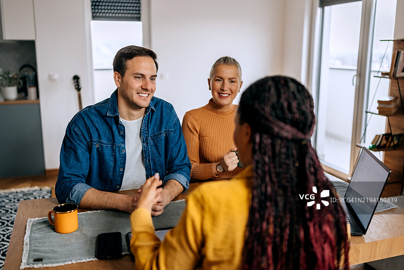 在家中接受保险代理人建议的情侣图片素材