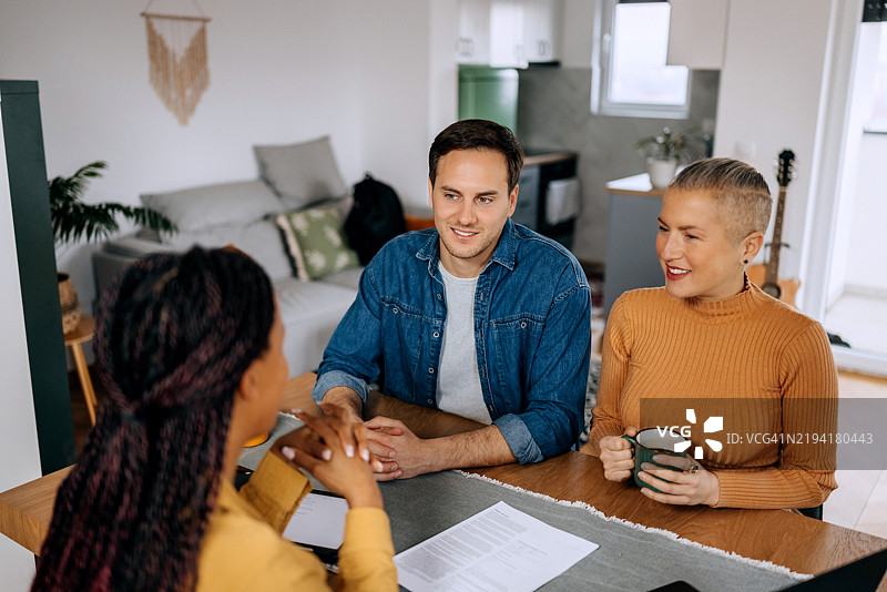 在家中接受保险代理人建议的情侣图片素材