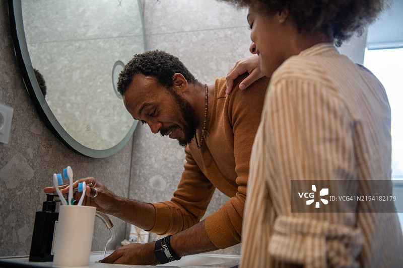 父亲和女儿的早晨洗漱日常图片素材