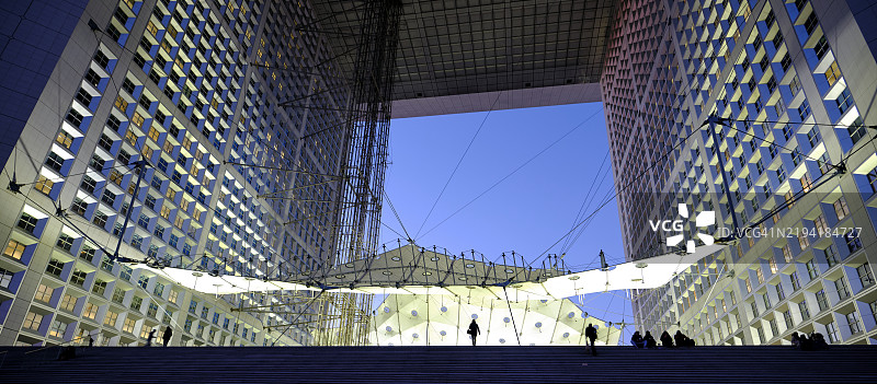 照亮的拉德芳斯大拱门图片素材