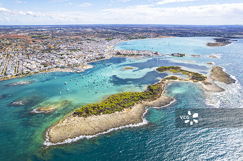 波尔图切萨雷渔村及其水晶般的海洋的鸟瞰图，阿普利亚图片素材