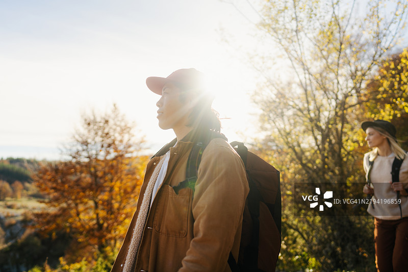 和我的女孩一起徒步旅行图片素材