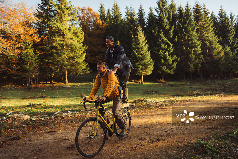 和我最好的朋友一起骑自行车和徒步旅行图片素材