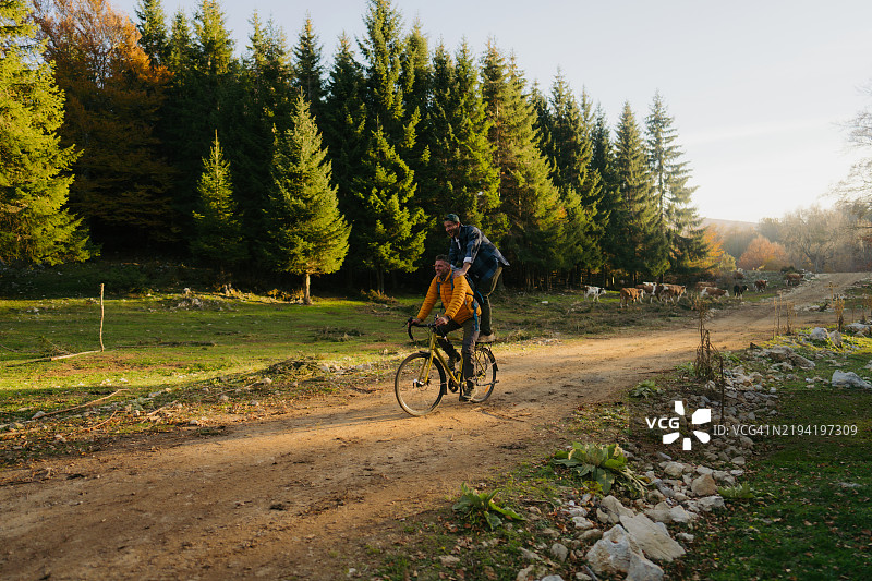 和我最好的朋友一起骑自行车和徒步旅行图片素材