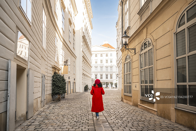 在奥地利维也纳的小巷中漫步的女游客图片素材