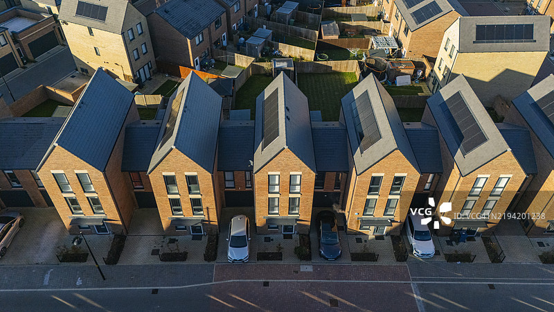 英国剑桥现代豪华住宅的无人机/空中视角图片素材