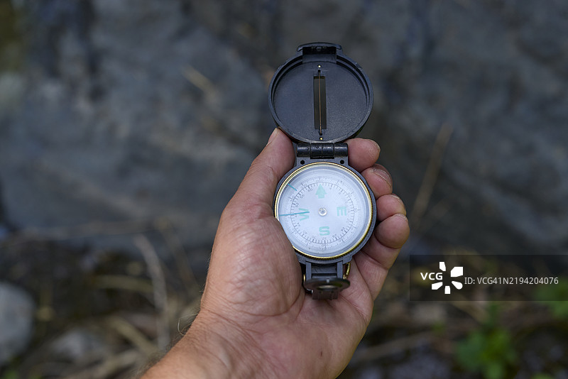 在大自然中使用指南针导航的徒步旅行者图片素材
