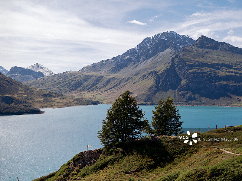 法国瓦尔塞尼的蒙塞尼山 massif 中的蒙塞尼湖图片素材