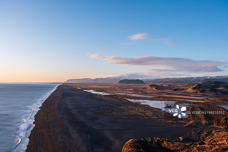 冰岛南部迪尔霍拉伊海滩的日落图片素材