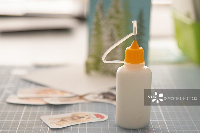 艺术工作室里，胶水瓶与自制的圣诞卡片特写。图片素材