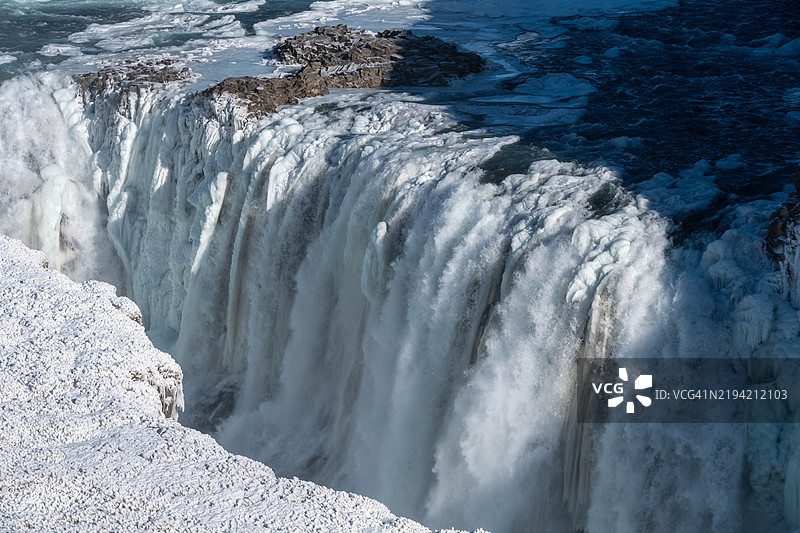 冰岛西南部的冰冻古尔福斯瀑布（黄金瀑布）近景，流入赫维塔河图片素材