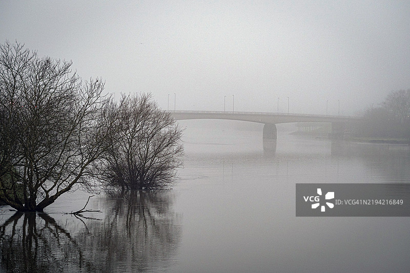 法国昂热的梅因河上，雾蒙蒙的早晨，桥梁横跨河面。图片素材