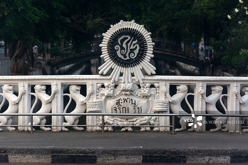 乌邦拉特桥上的猫科动物栏杆图片素材