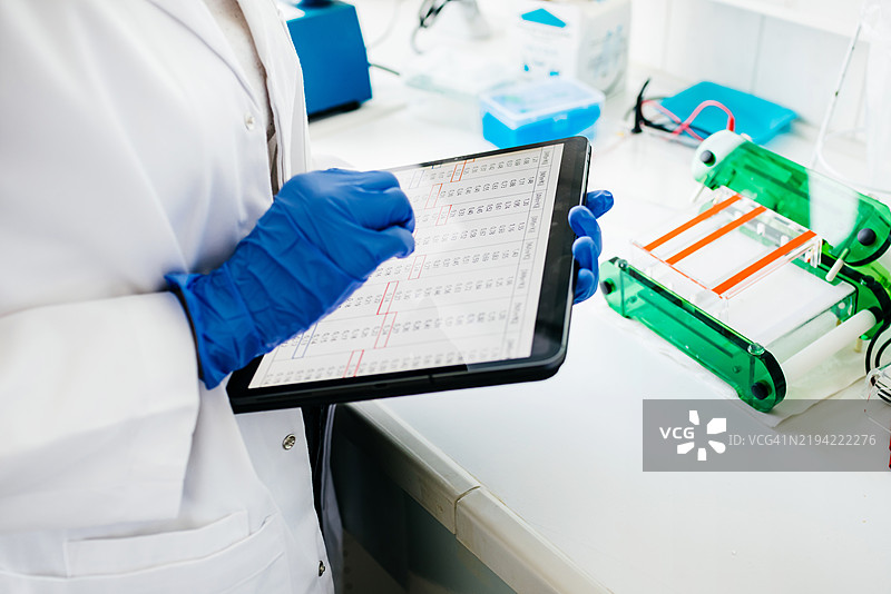 科学实验中使用数字平板进行数据分析和记录图片素材