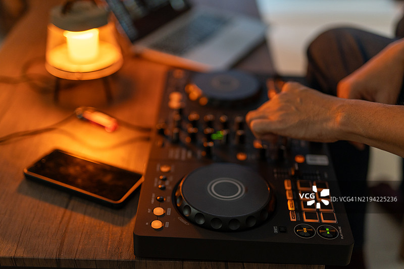 在温馨的氛围中进行的亲密DJ表演，展现电子节拍和充满活力的能量。图片素材