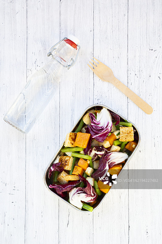 冬季沙拉的午餐盒图片素材