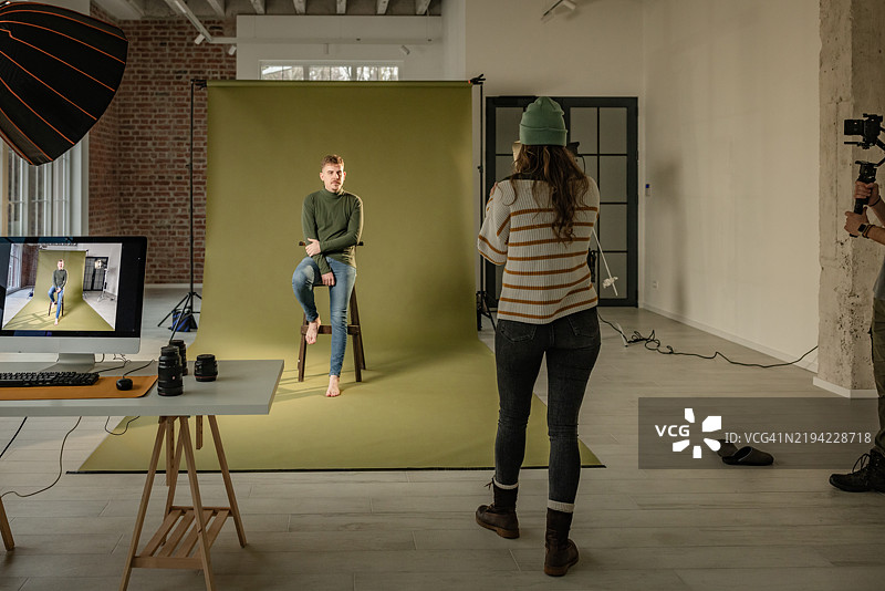 专业摄影工作室拍摄正在进行中图片素材