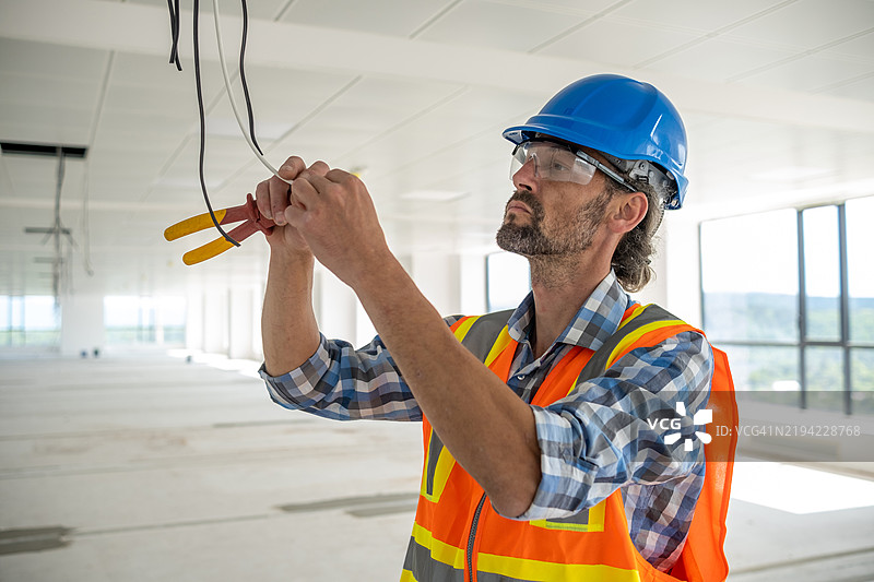 建筑工地上的电气工程师。图片素材