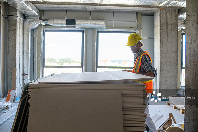 建筑工地上的干墙工人。图片素材