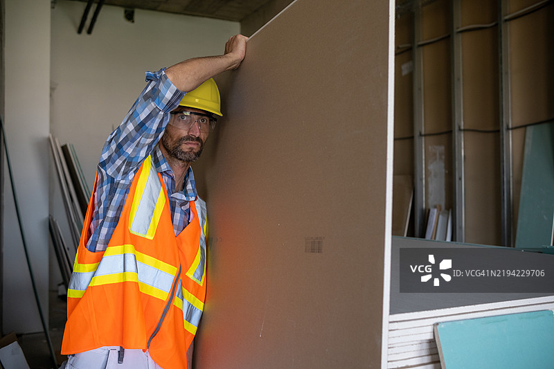 建筑工地上的干墙工人。图片素材