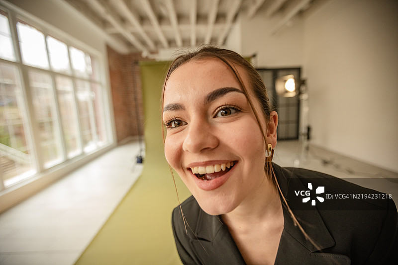 模特在摄影棚中快乐表情的特写镜头图片素材