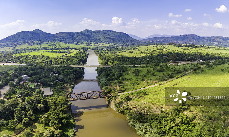布鲁德斯特龙的鳄鱼河流向哈特比斯普特水坝图片素材