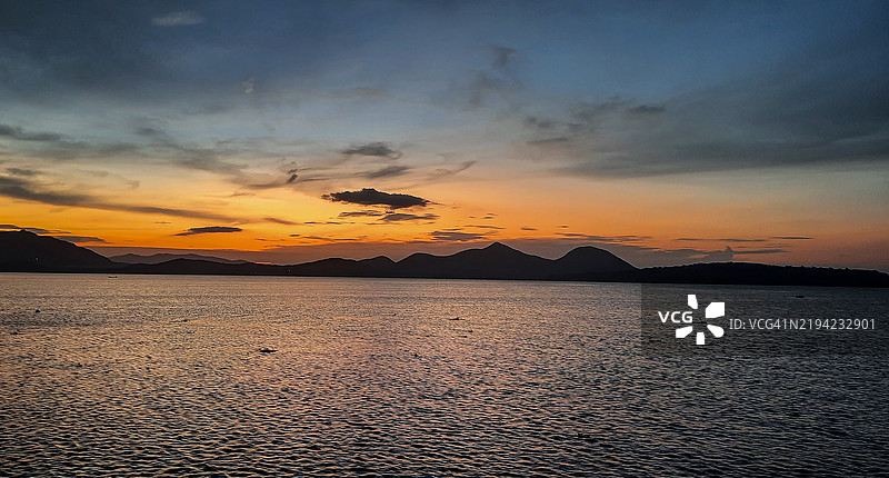 肯尼亚霍马湾县日落时分海洋与天空的美丽景色图片素材
