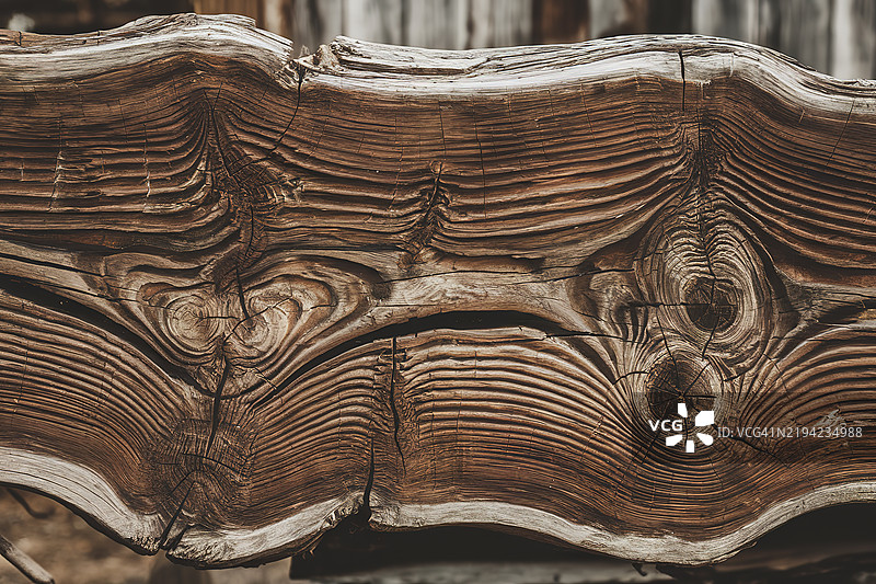 一块有着明显纹理和结疤的风化木材表面图片素材