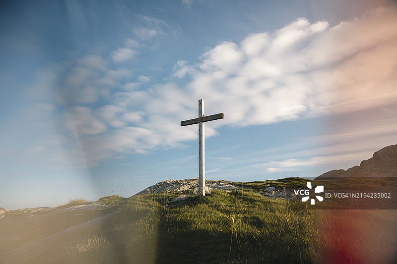 一张木制基督十字架矗立在山上的照片图片素材