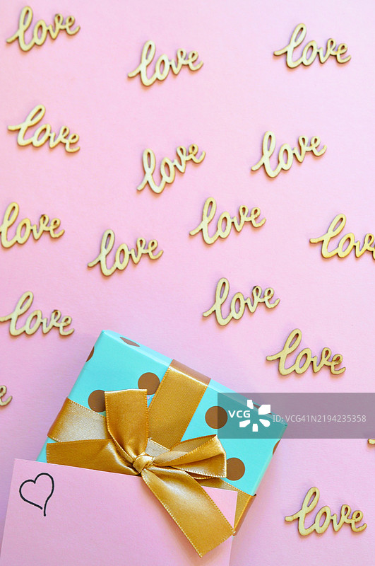 情人节礼物与快乐情人节贺卡图片素材