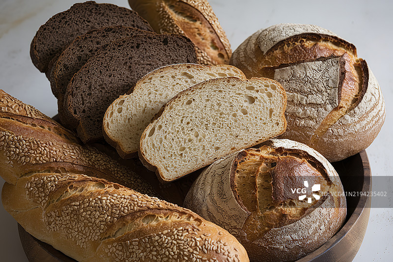 一个装有各种种子和谷物面包的白色碗图片素材