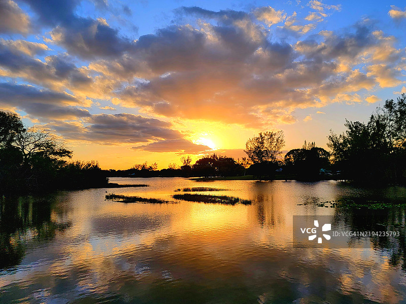 佛罗里达州彭布罗克派恩斯日落时分湖泊与天空的美丽景色图片素材