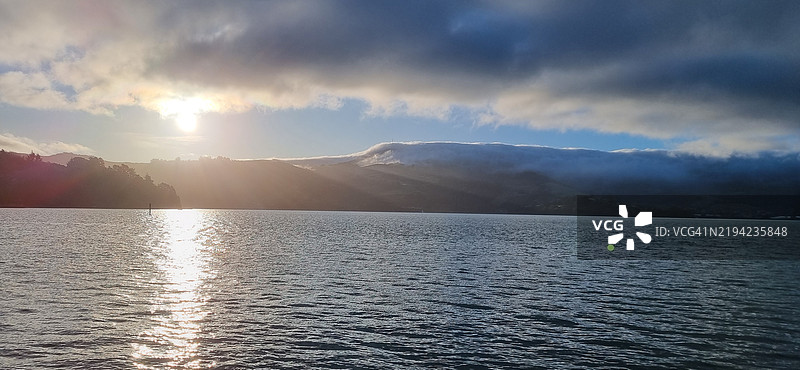 新西兰日落时分湖泊与天空的美丽景色图片素材