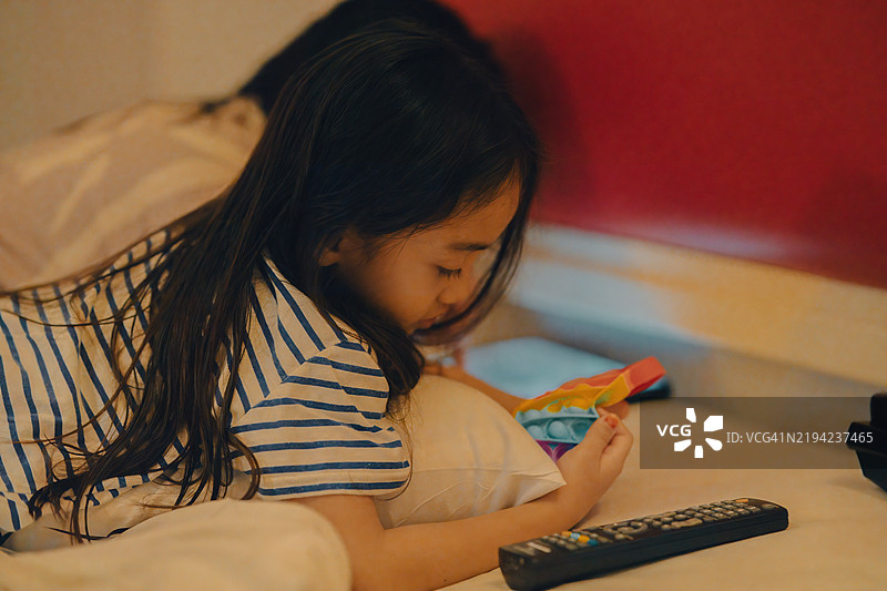 小女孩玩着流行的儿童柔性感官玩具，发展精细运动技能，抗压。图片素材