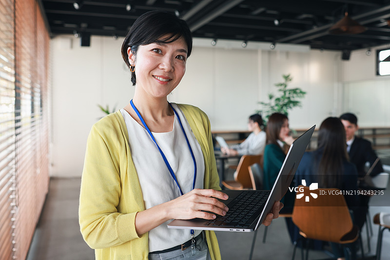 女性商业专业人士在办公室的肖像图片素材