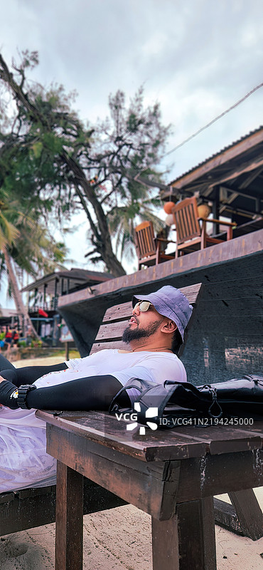 女性穿着氯丁橡胶水鞋的脚部视角 水鞋，游泳鞋图片素材