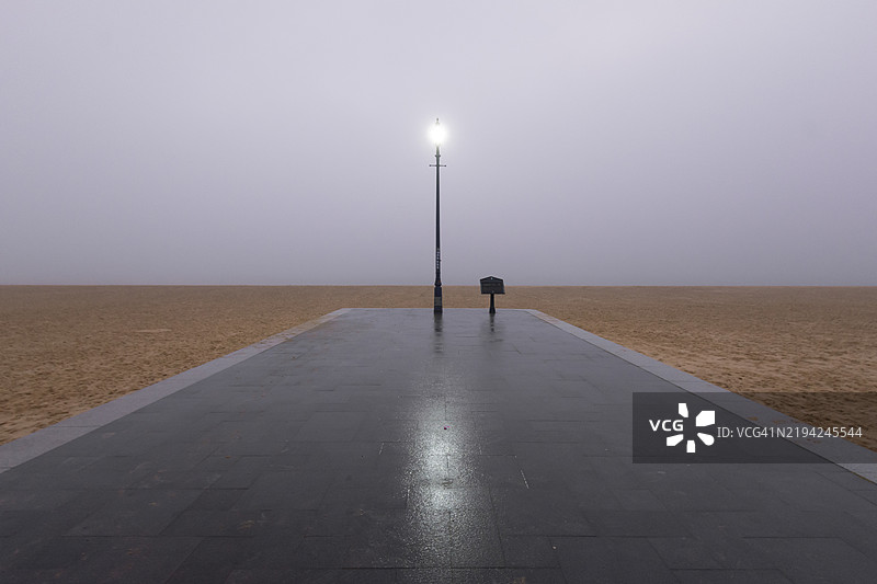 男人背对天空站在人行道上图片素材