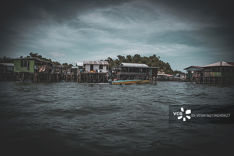 建筑旁的海景与天空相映成趣图片素材