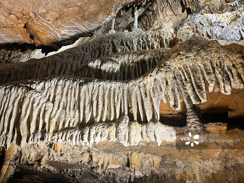 美国壮丽地下洞穴中的详细钟乳石和石笋形成图片素材