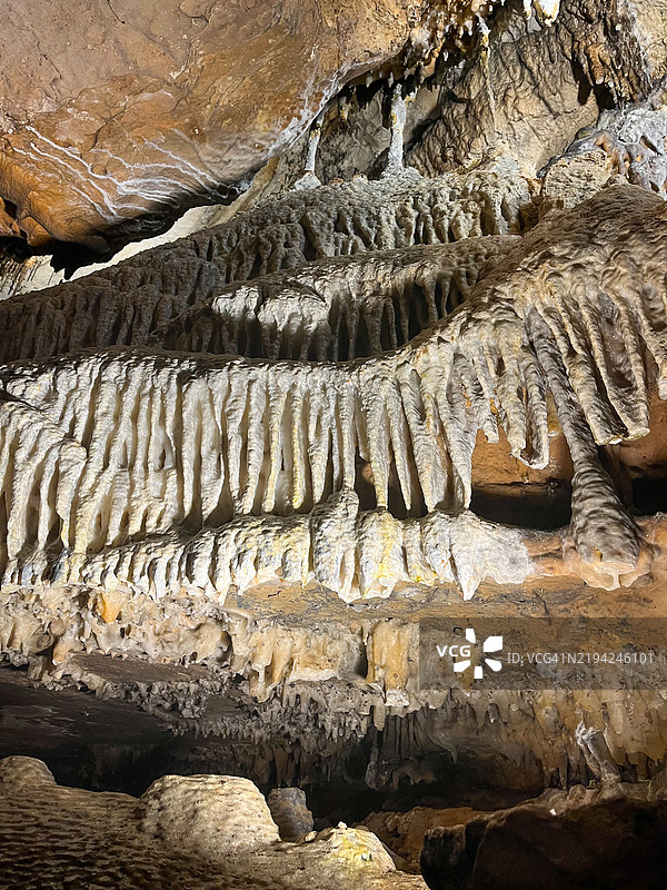神秘洞穴环境中的复杂钟乳石和石笋 formations，美国图片素材