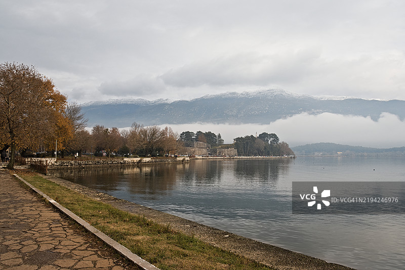 从湖面看伊奥安尼纳城堡的景色图片素材