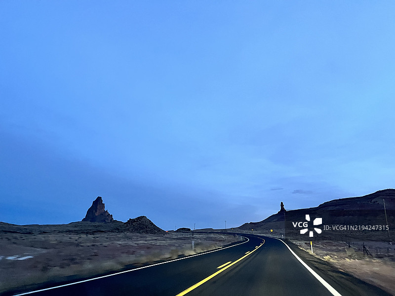 空旷的道路与蓝天，纳瓦霍县，亚利桑那州，美国图片素材