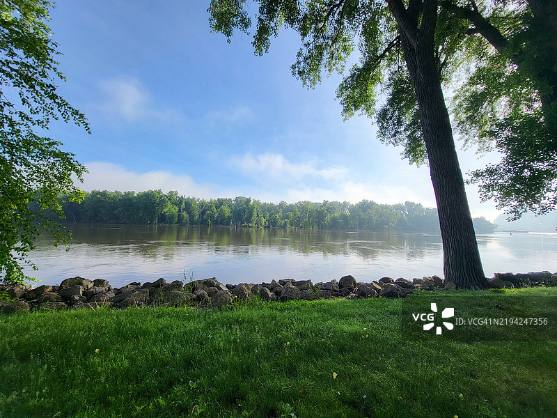 明尼苏达州古德休县湖泊与天空的美丽景色图片素材