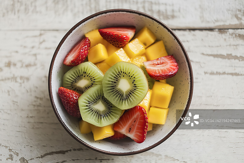 一个装满猕猴桃、草莓和芒果水果沙拉的碗图片素材