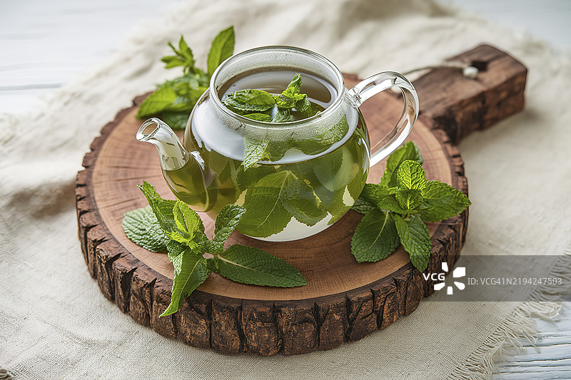一壶草药茶的照片，特别是薄荷茶图片素材