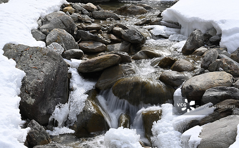 瀑布的美丽景色图片素材