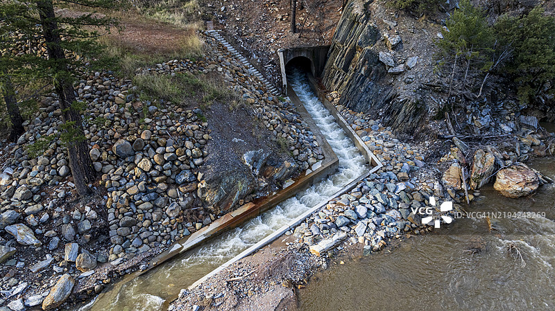 从高处俯瞰美国河流上的桥梁图片素材